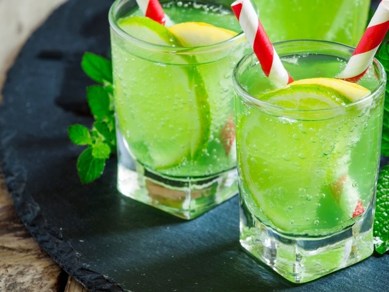 Receta de agua detox con menta limón