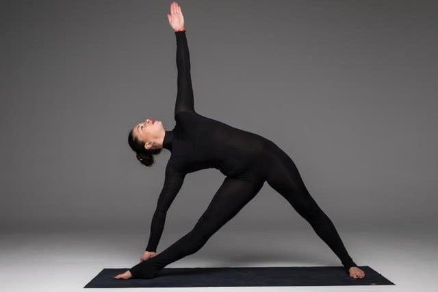 postura del triángulo de yoga