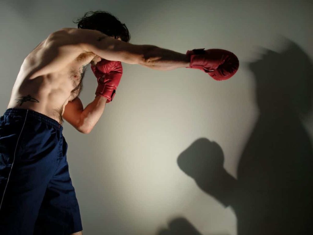 esercizio di boxe ombra cardio a casa