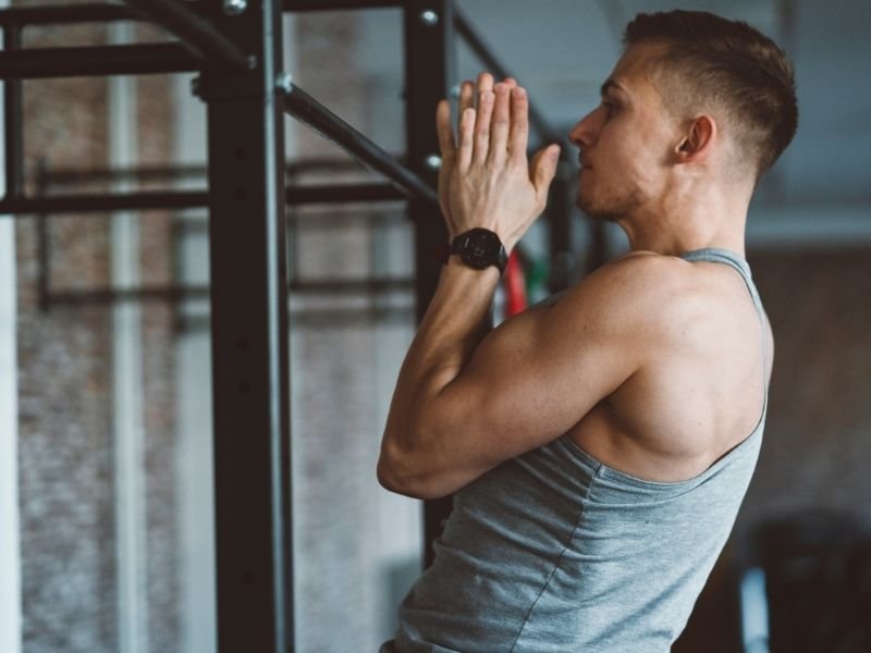 bergandengan tangan saat melakukan pull-up