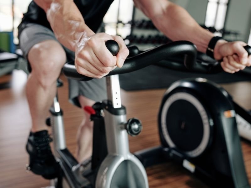 ejercicio de calentamiento en bicicleta