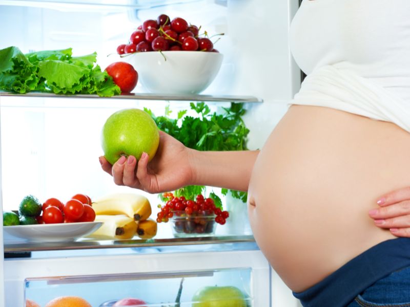 How should pregnant women eat in the first 3 months?