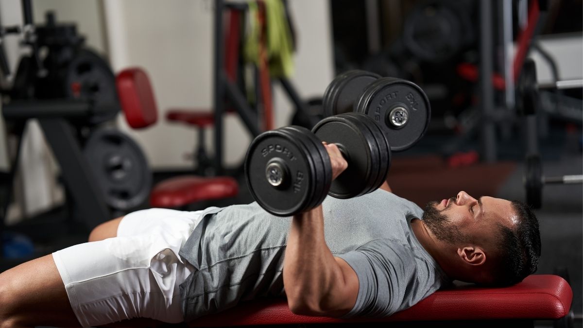 Жим гантелей лежа в наклоне. Упражнение Dumbbell Bench Press. Жим гантелей лежа. Лежа с гантелей пресс. Французский жим лежа на полу с гантелями.