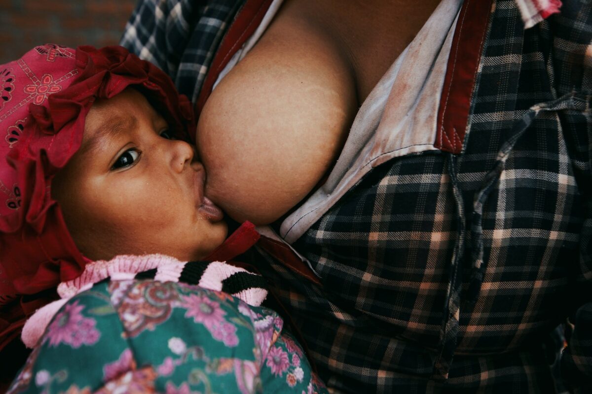What should the breastfeeding mother's diet be like?